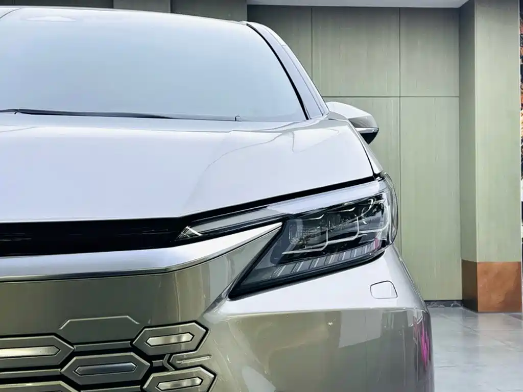 Lexus LM — миниатюра 13