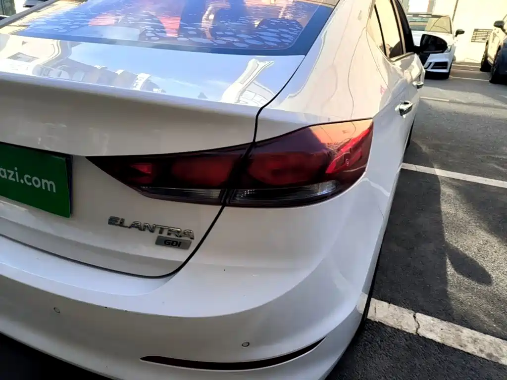 Hyundai Elantra — миниатюра 8