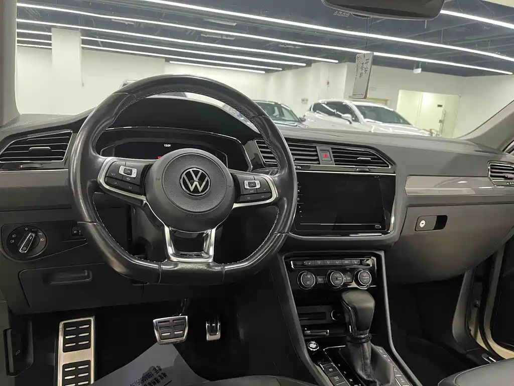 Volkswagen Tiguan L L 2021 330TSI AT Smart