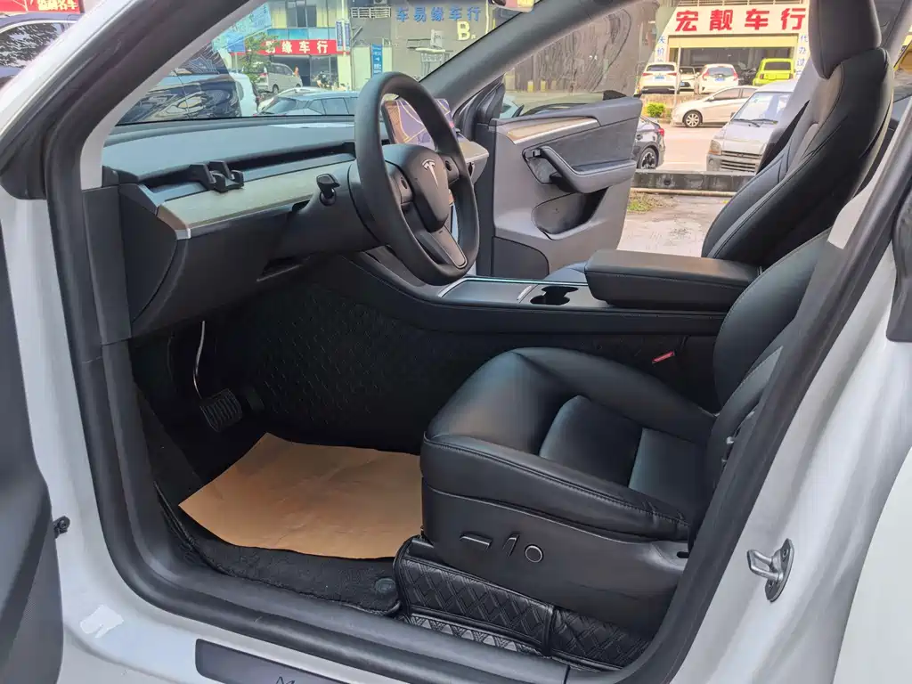 Tesla Model Y — миниатюра 8