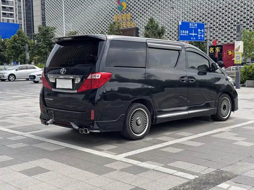 Toyota Alphard — миниатюра 4