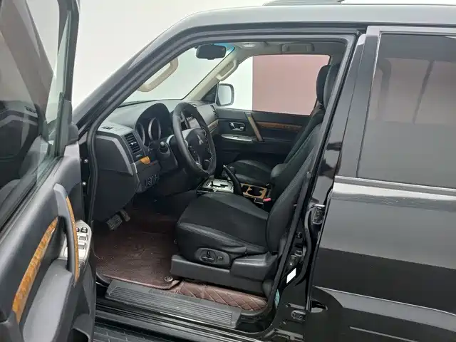 Mitsubishi Pajero (Import) — миниатюра 12