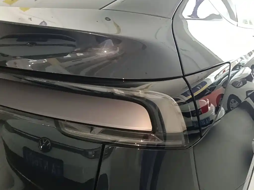 Tesla Model Y — миниатюра 8