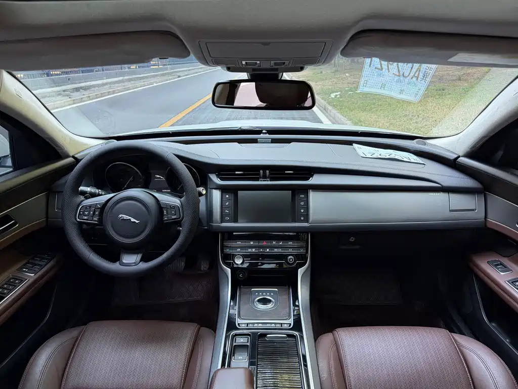 Jaguar XFL — миниатюра 4