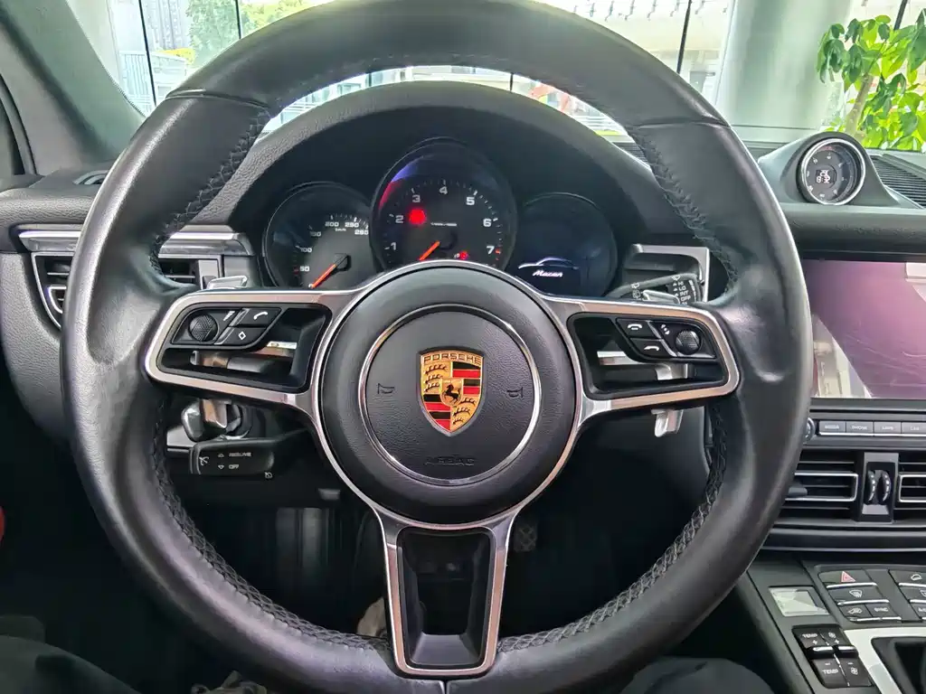 Porsche Macan — миниатюра 18