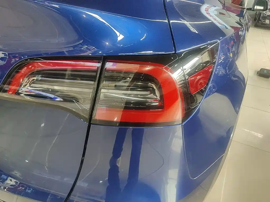 Tesla Model Y — миниатюра 8