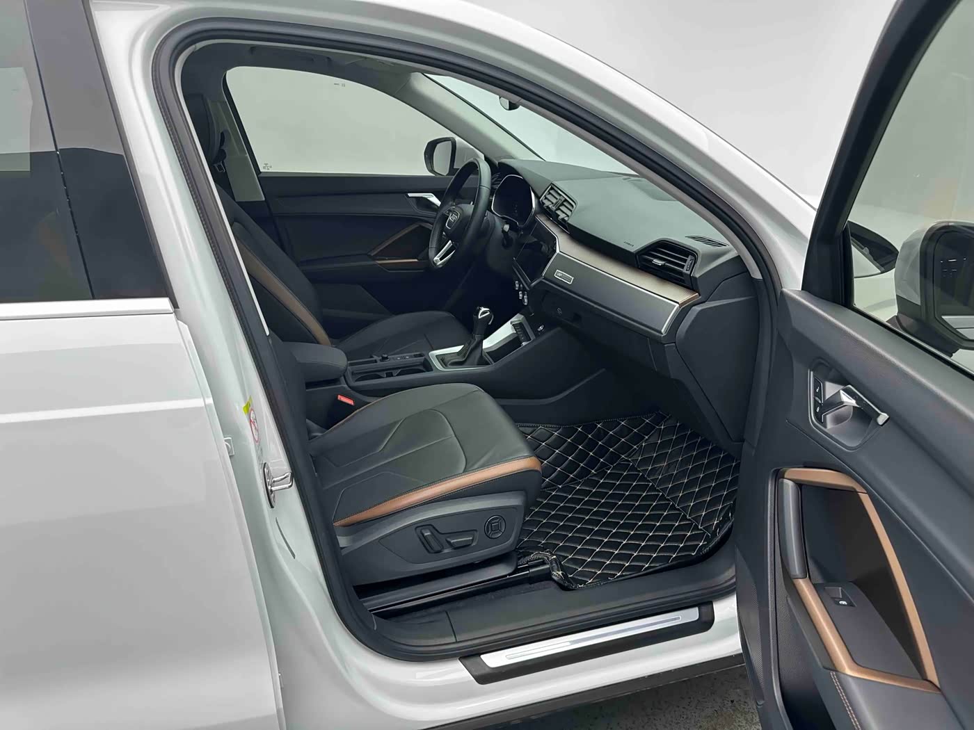 Audi Q3 1.4 л 2021 г. Белый, пробег 21000 км