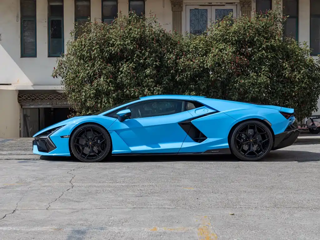 LAMBORGHINI REVUELTO