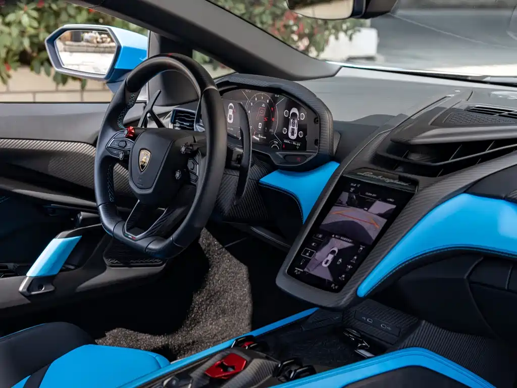 LAMBORGHINI REVUELTO