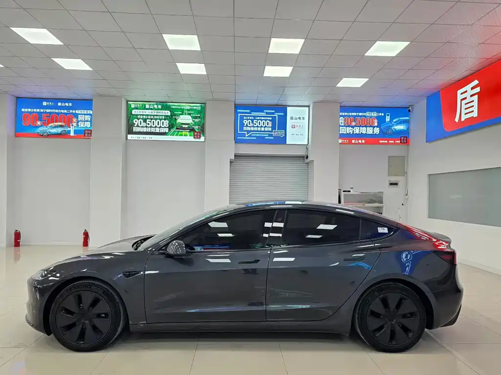 Tesla Model 3 — миниатюра 3
