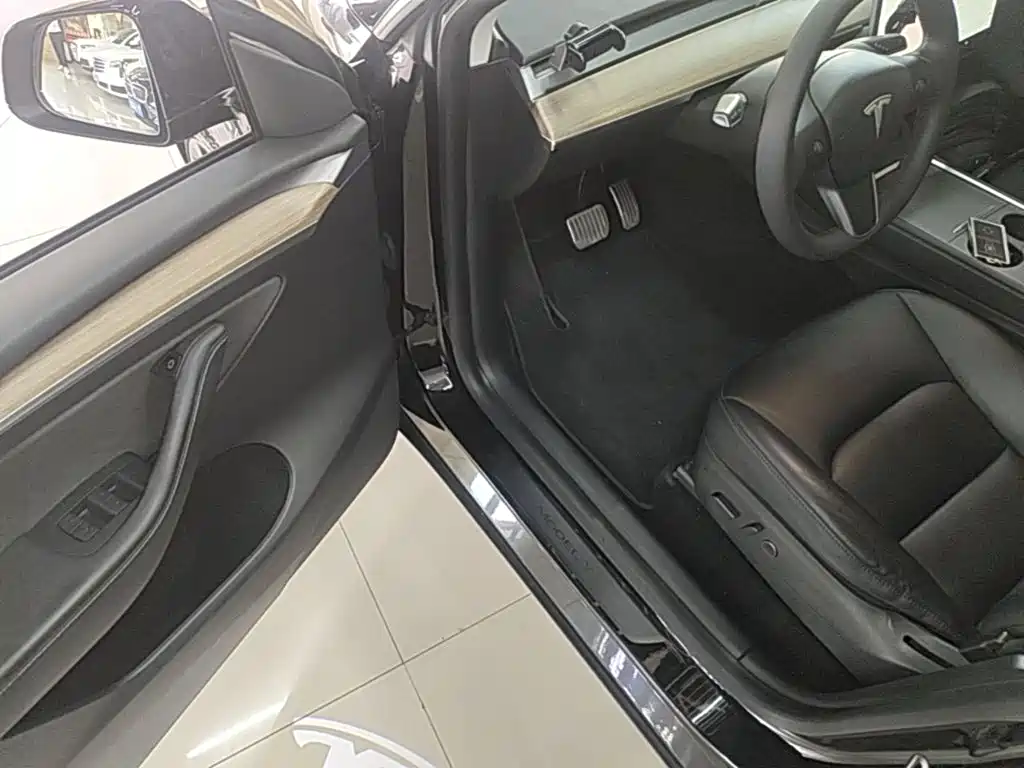Tesla Model Y — миниатюра 16