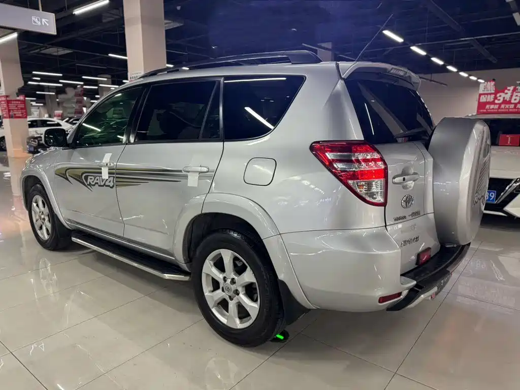 Toyota RAV4 — миниатюра 7