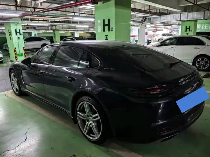 PORSCHE PANAMERA