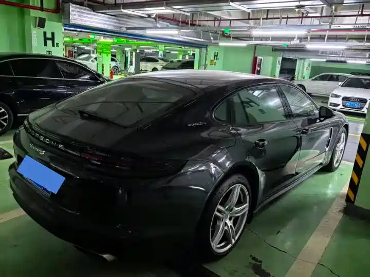 PORSCHE PANAMERA