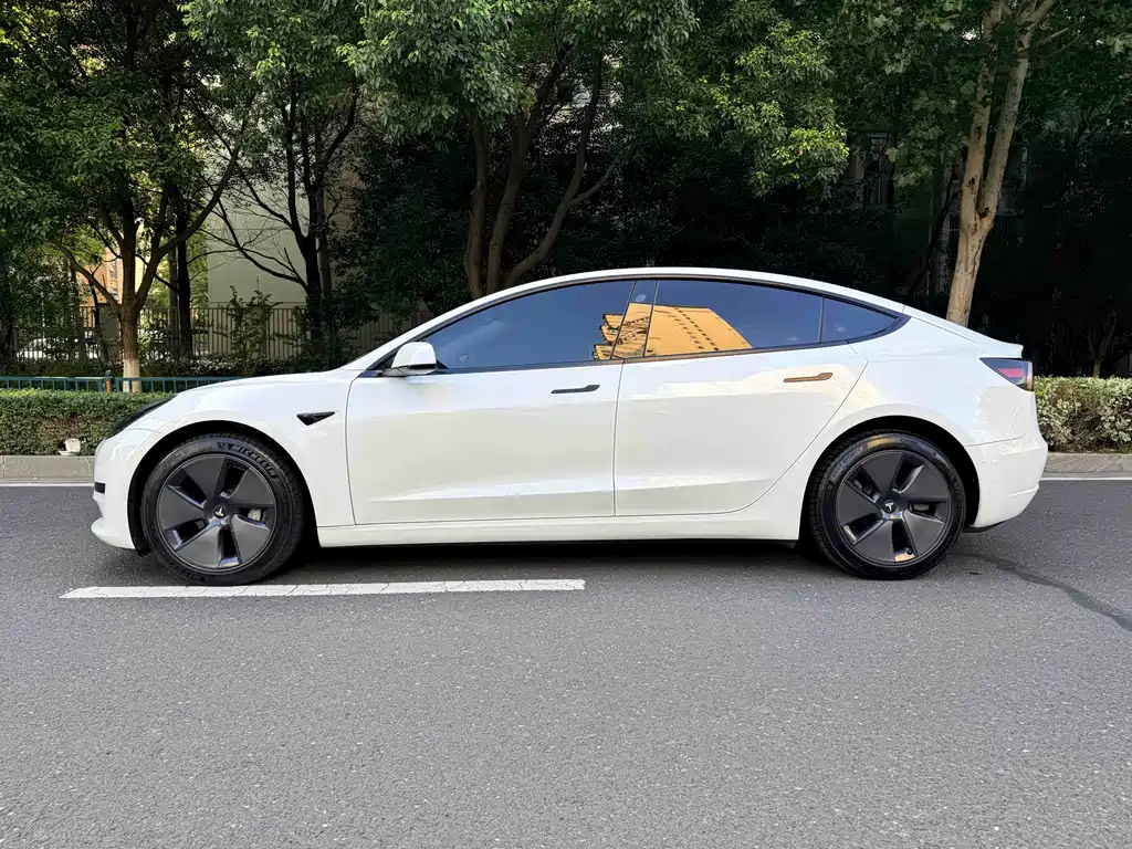 Tesla Model 3 — миниатюра 5