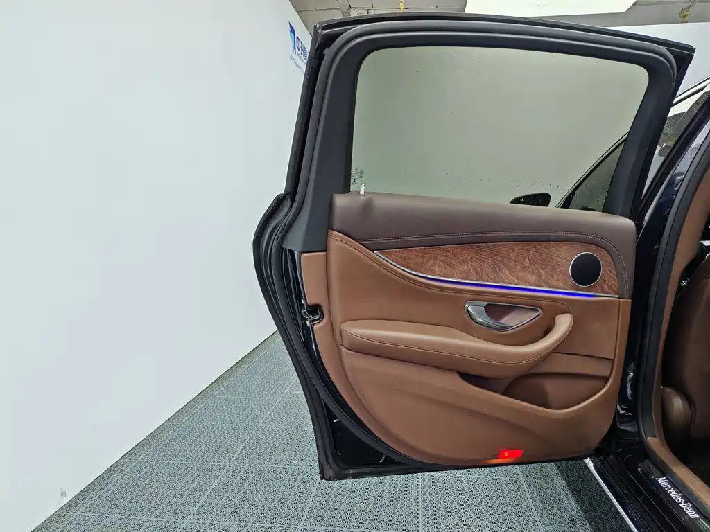 Mercedes-Benz E-Class — миниатюра 14