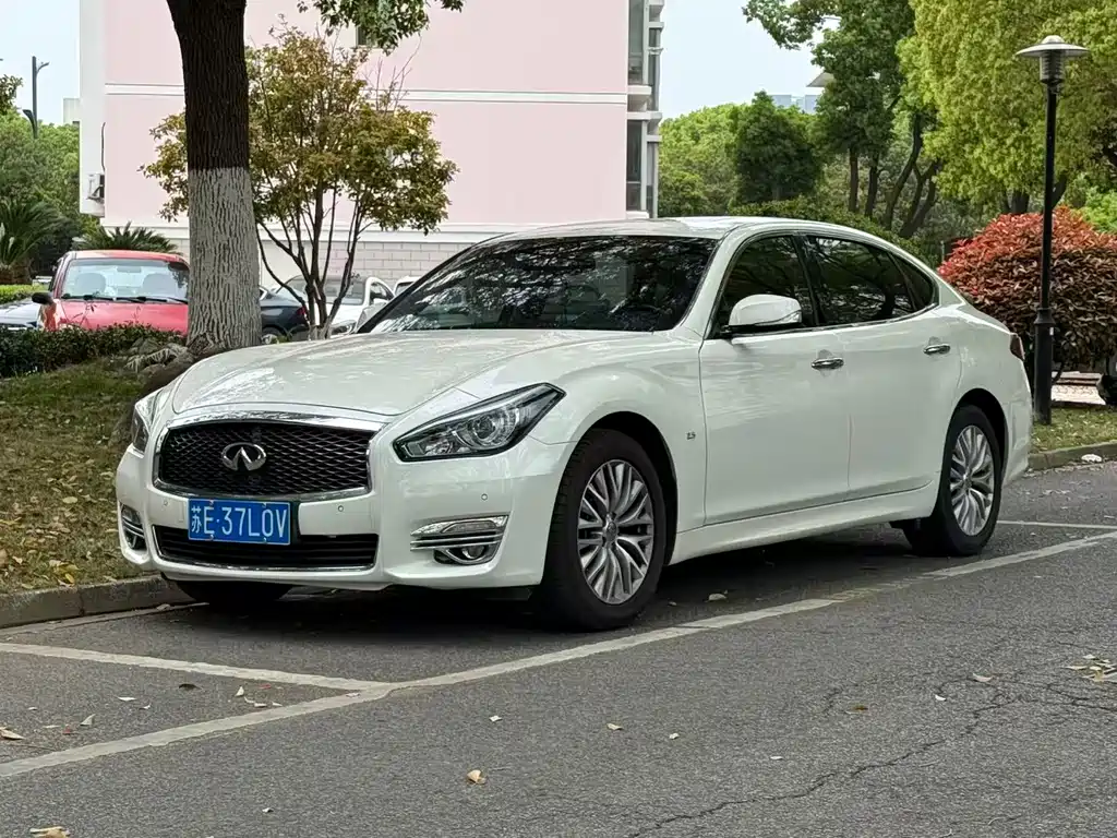 Infiniti Q70 2016