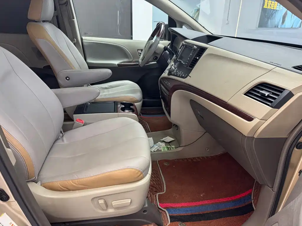 Toyota Sienna — миниатюра 18