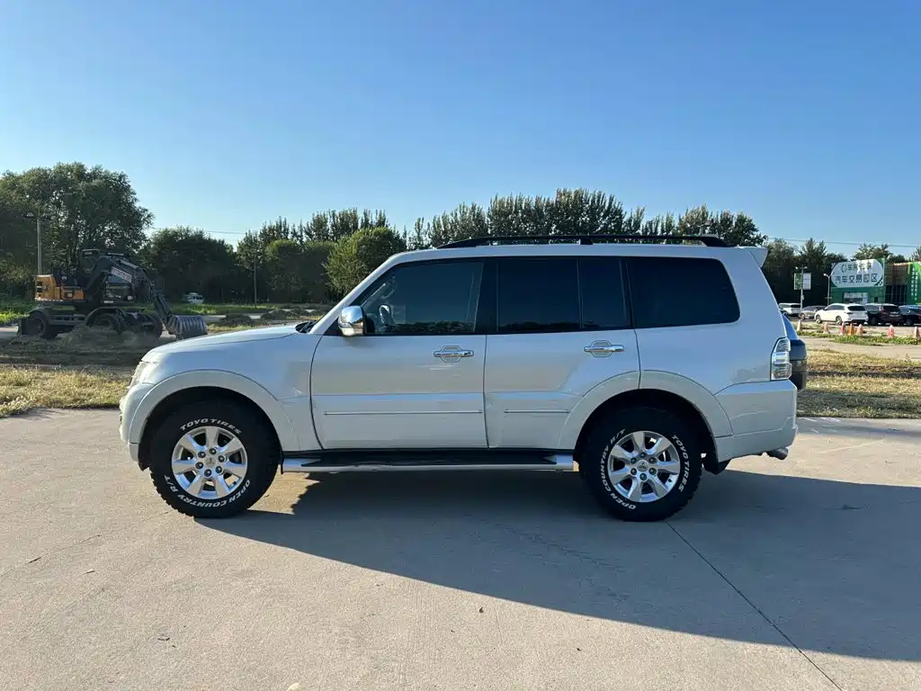 Mitsubishi Pajero (Import) — миниатюра 7