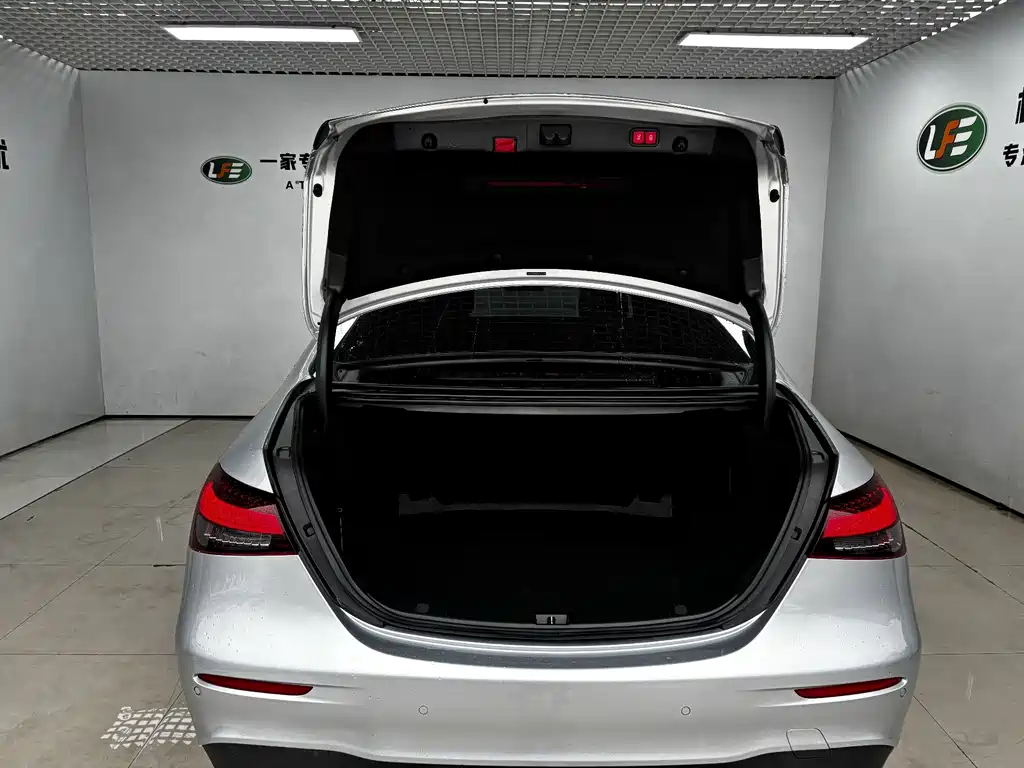 Mercedes-Benz E-Class — миниатюра 28