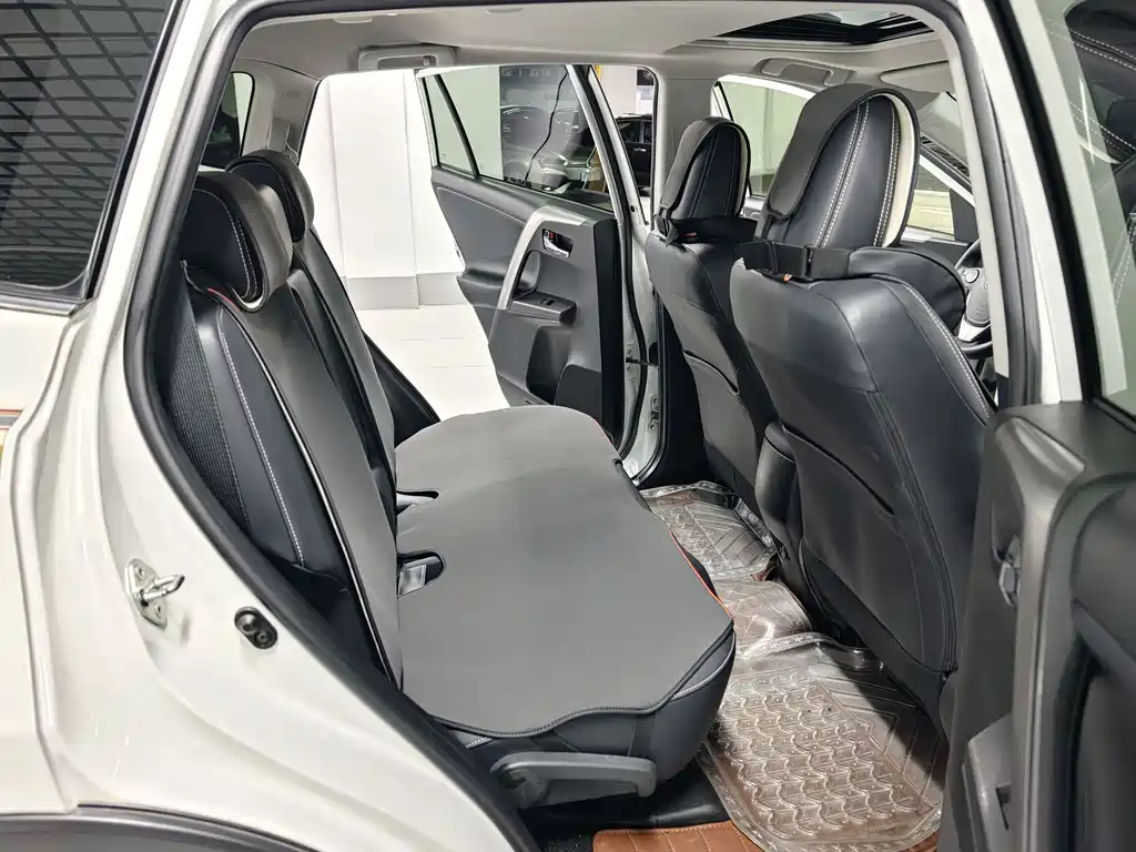 Toyota RAV4 — миниатюра 10