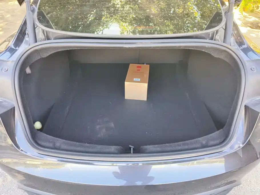 Tesla Model 3 — миниатюра 4