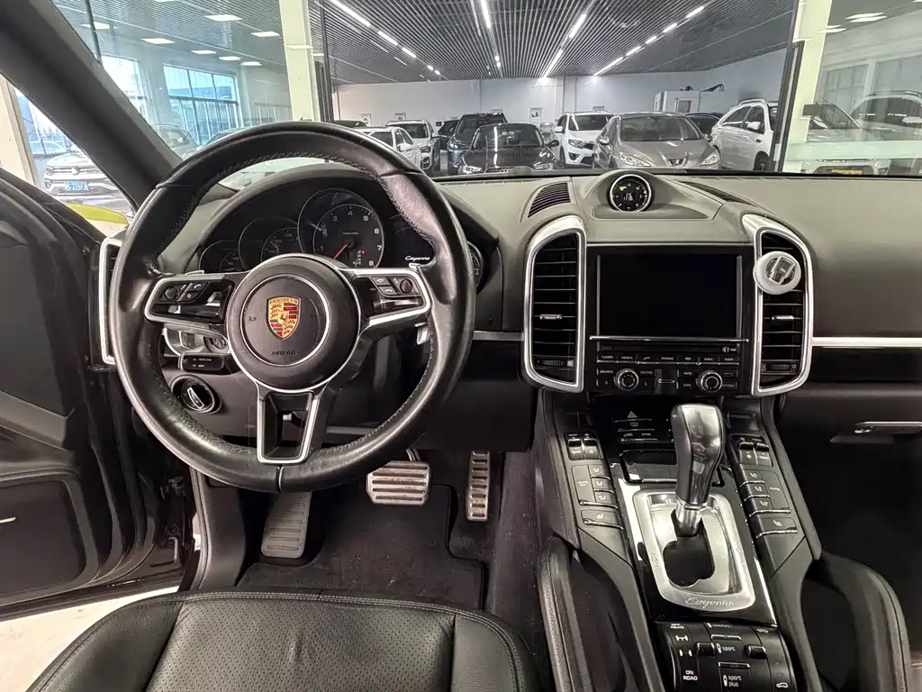 Porsche Cayenne — миниатюра 11