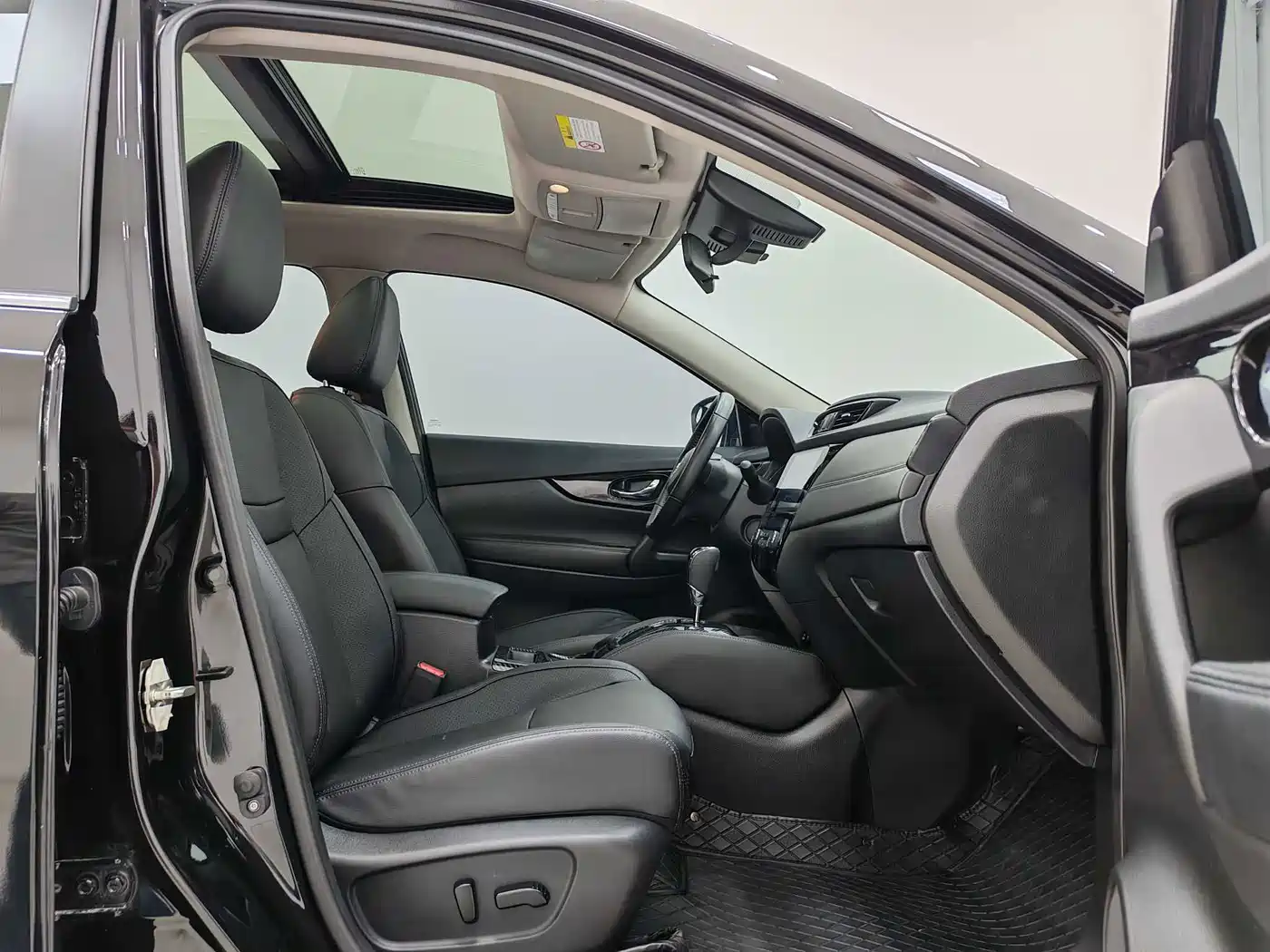 Nissan Qijun 2023 Черный из Китая
