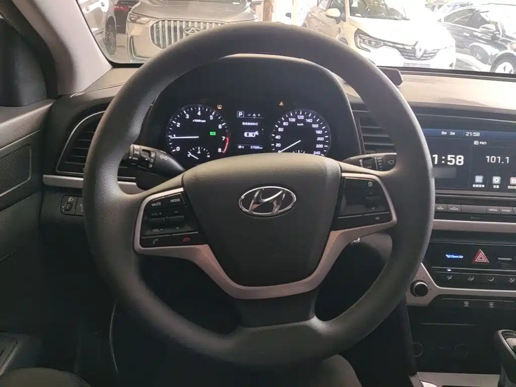 Hyundai Elantra — миниатюра 11
