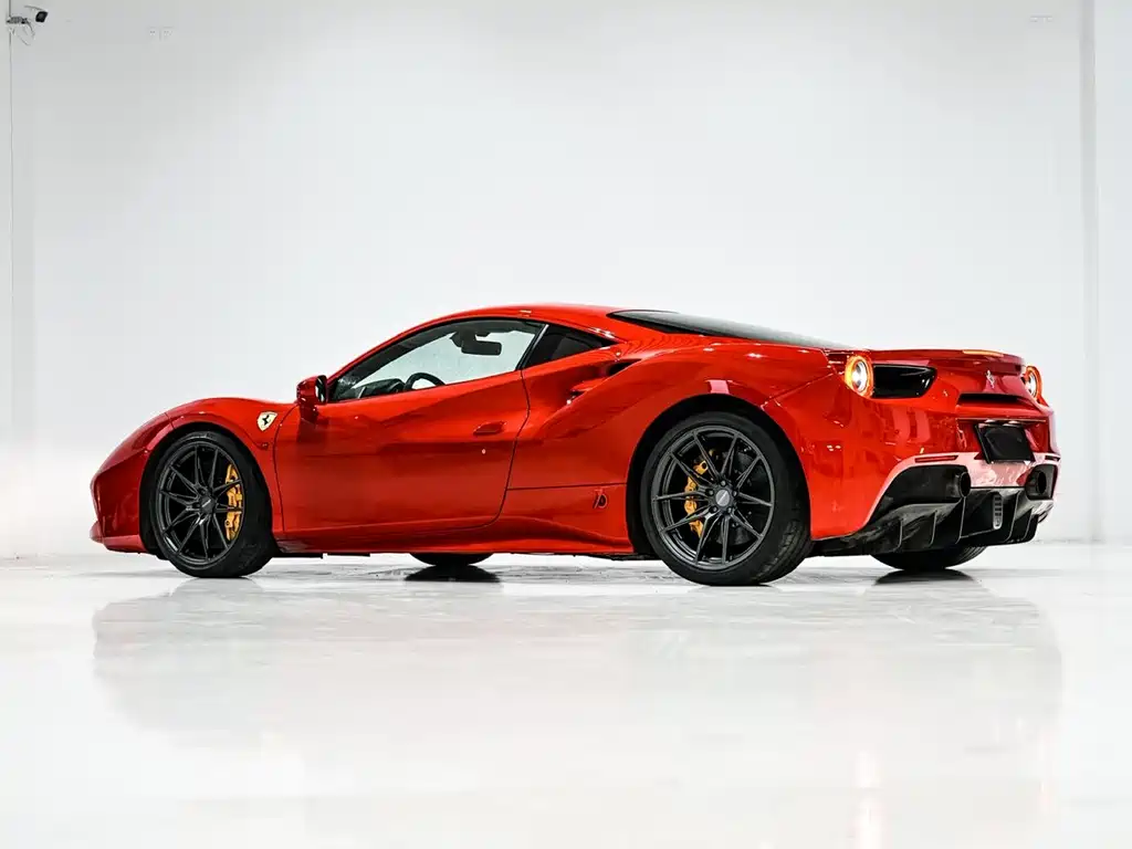 FERRARI 488