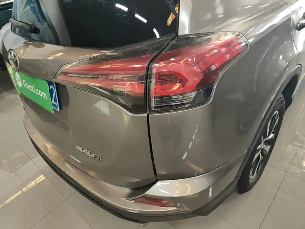 Toyota RAV4 — миниатюра 8
