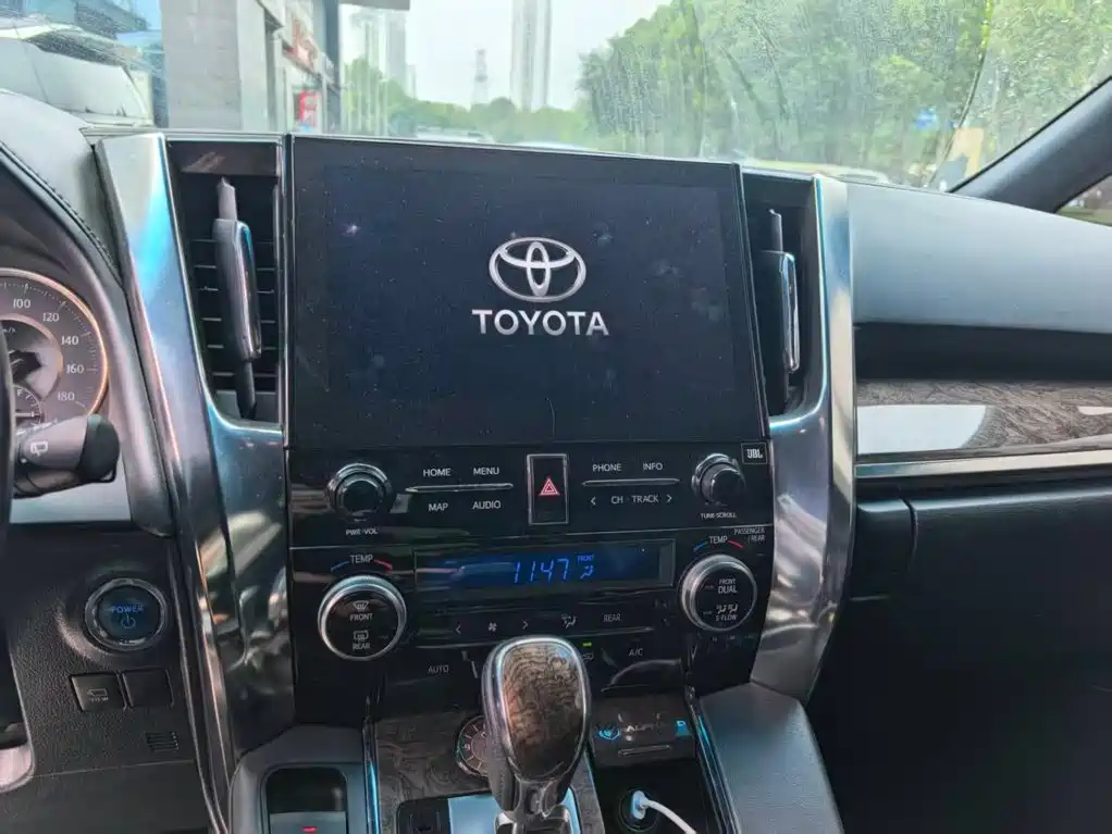 Toyota Alphard — миниатюра 9