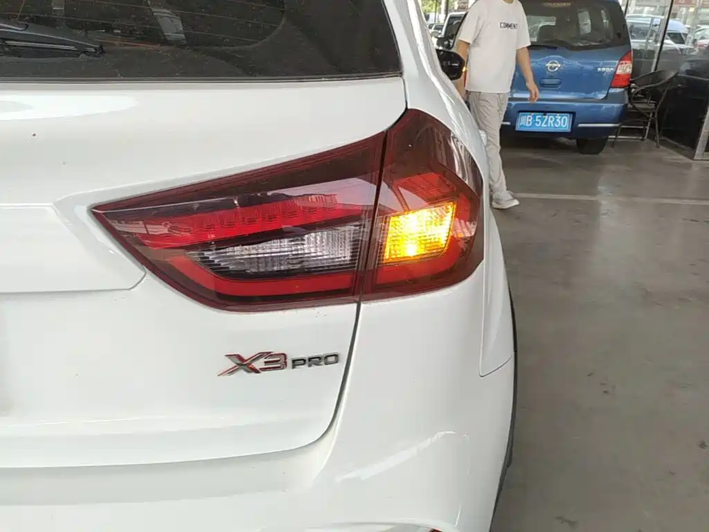 Geely Vision X3 — миниатюра 8