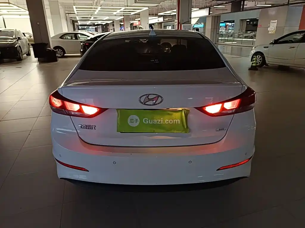 Hyundai Elantra — миниатюра 6
