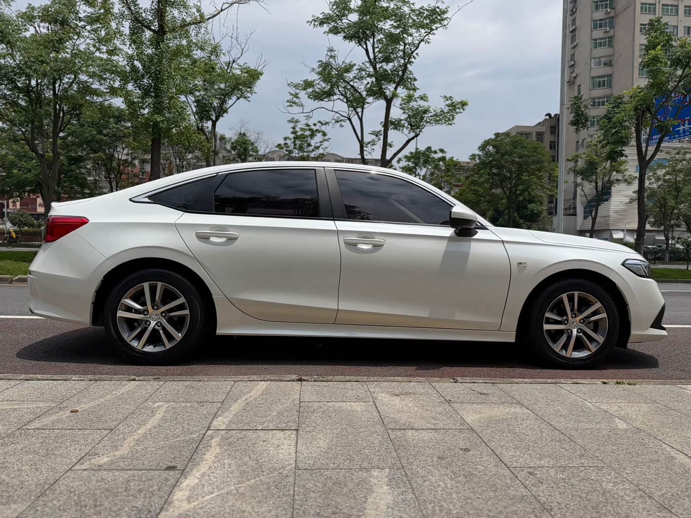 Honda Civic 1.5 л 2023 г. Белый, пробег 41000 км