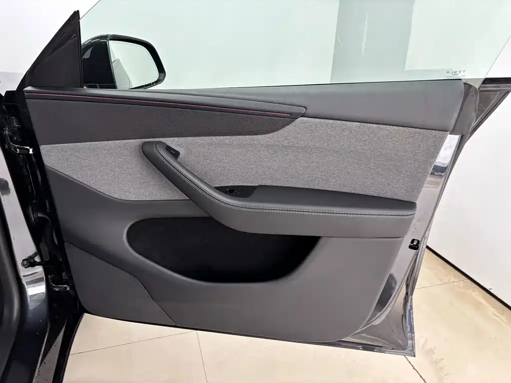 Tesla Model Y — миниатюра 23
