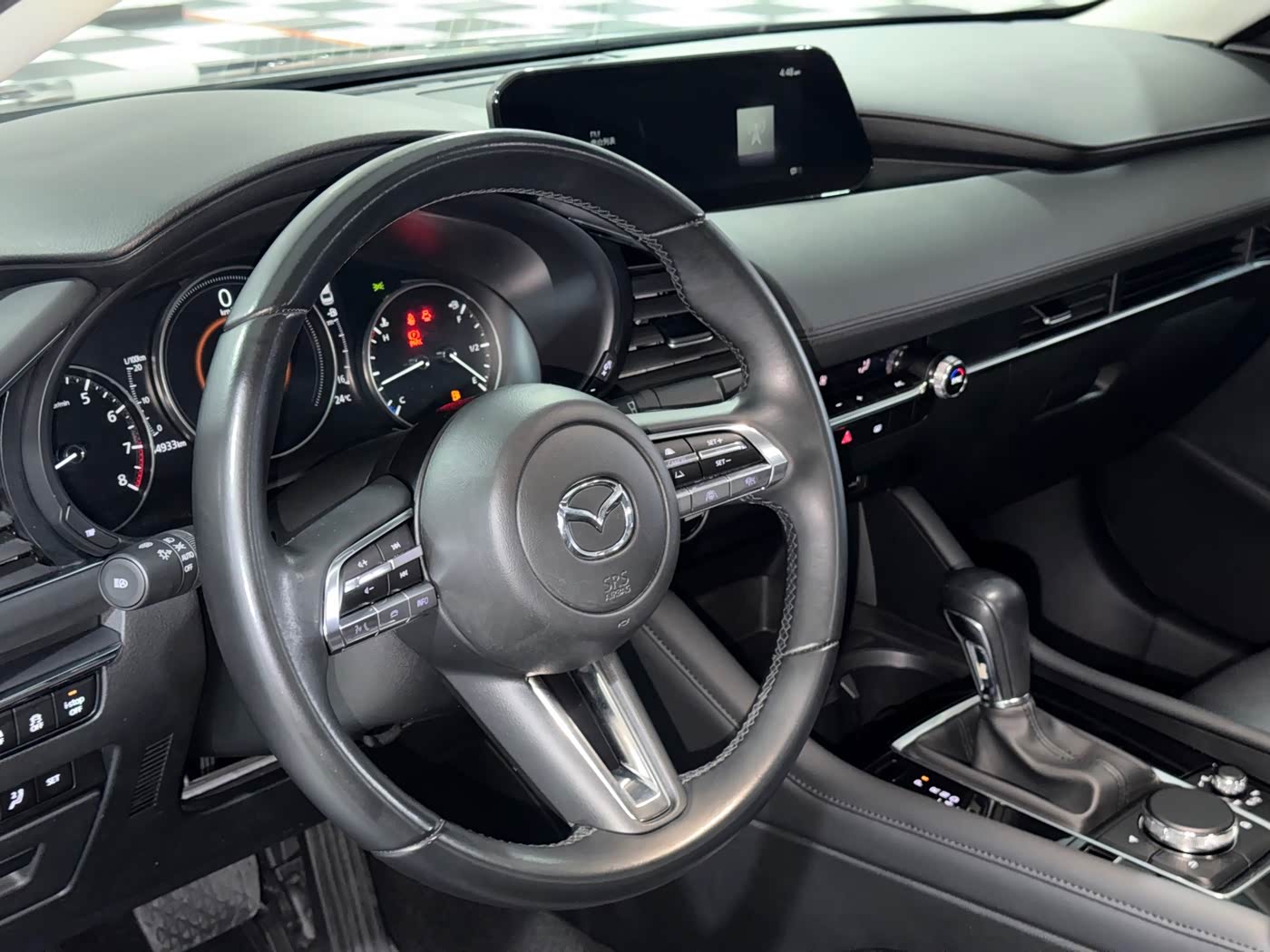 Mazda Mazda3 Axela 2.0 л 2023 г. Серебристо-серый, пробег 44000 км