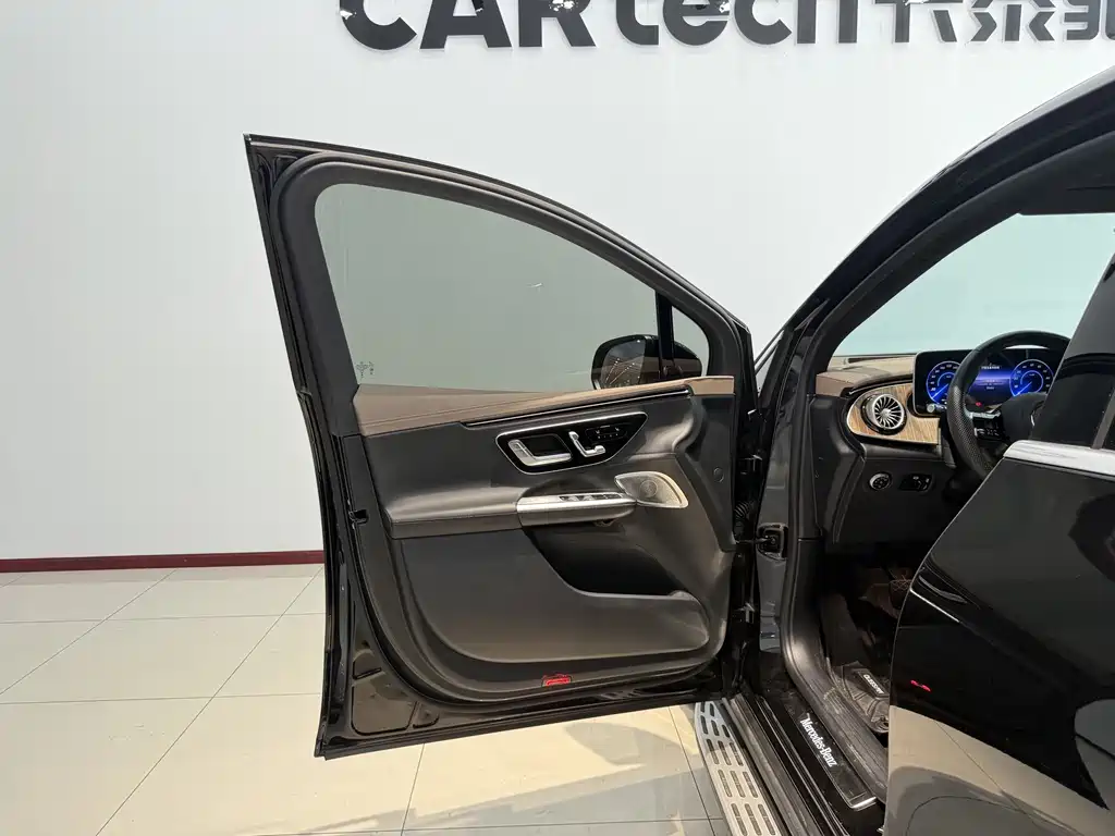 Mercedes-Benz EQE SUV — миниатюра 11