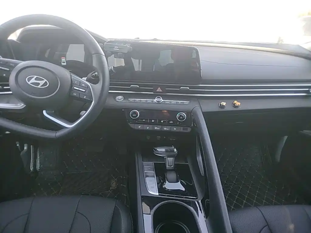 Hyundai Elantra — миниатюра 13