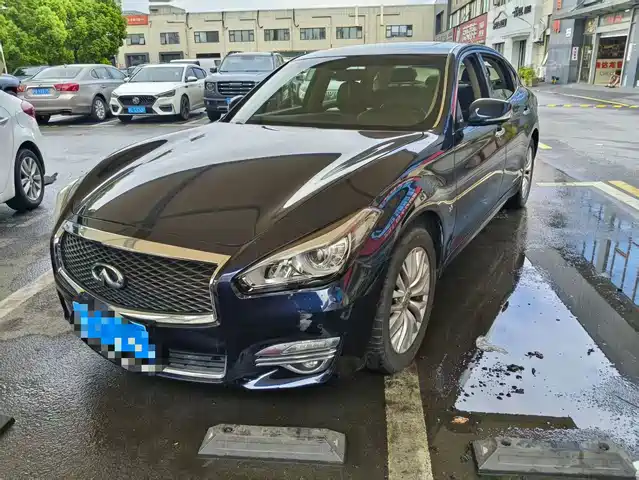 Infiniti Q70