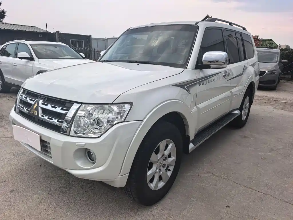 Mitsubishi Pajero (Import) 2013