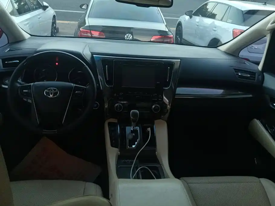 Toyota Alphard — миниатюра 12