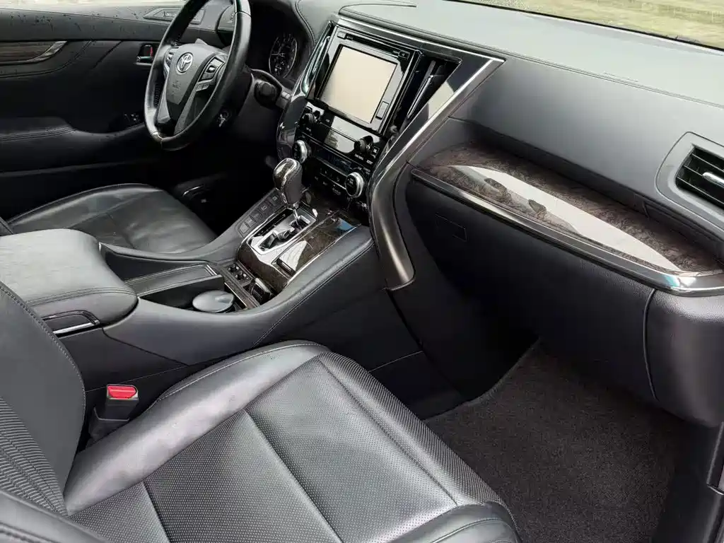 Toyota Alphard — миниатюра 10