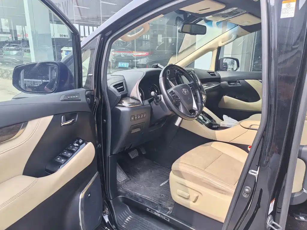Toyota Alphard — миниатюра 5