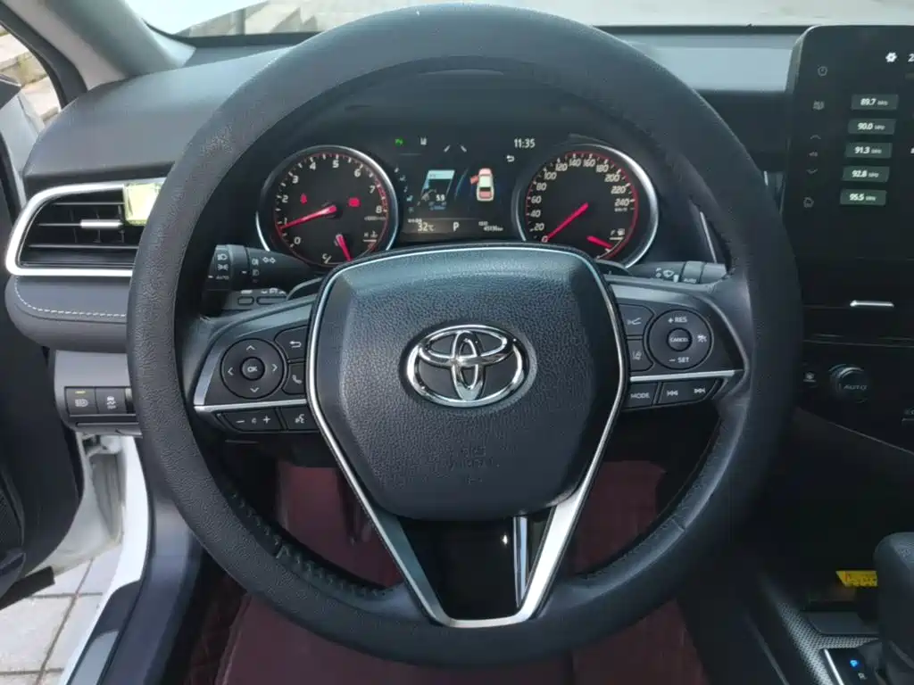 Toyota Camry — миниатюра 11