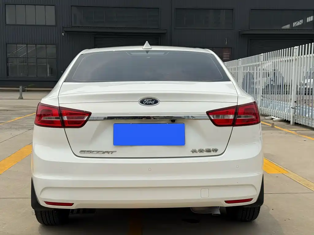 Ford Escort 2015 1.5L AT Fashion