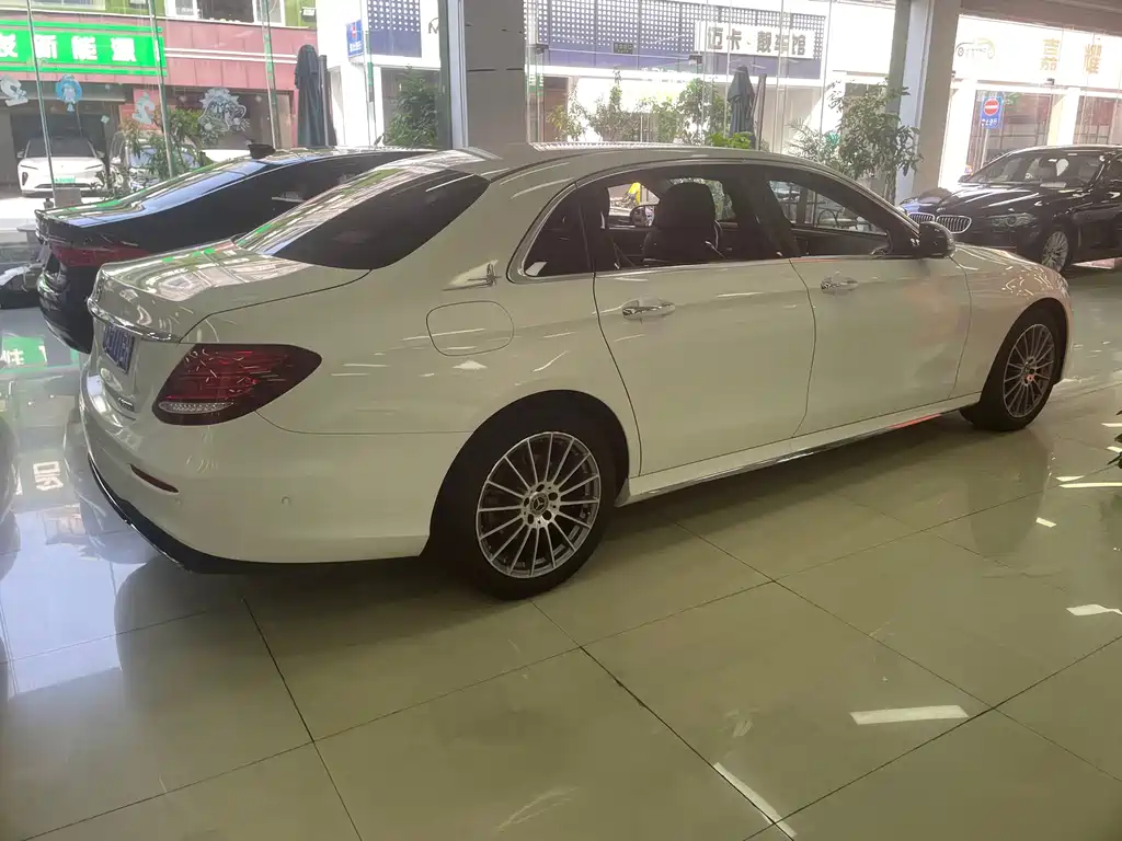 Mercedes-Benz E-Class — миниатюра 8