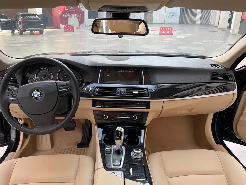 BMW 5 Series — миниатюра 8