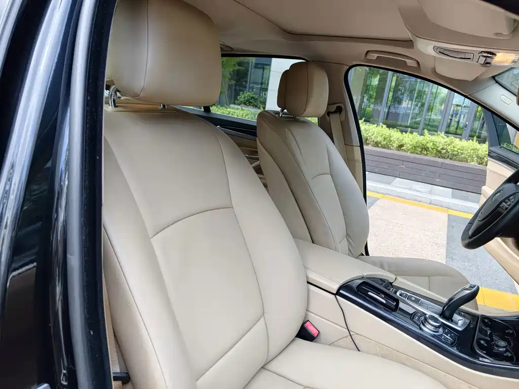 BMW 5 Series — миниатюра 9