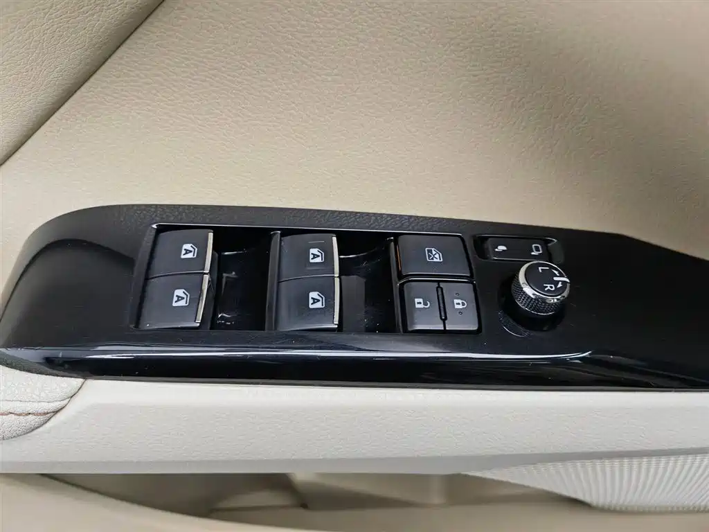 Toyota Camry 2018 2.0E Elite